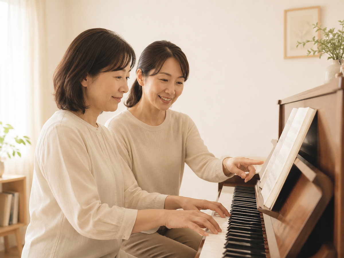 大人がピアノレッスンで鍵盤を一緒に確認する様子